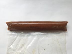 烘烤蛋糕的时候，冰箱取出枣泥牛奶冻，奶冻已经开始凝固，用刮刀再次推挤奶冻，将奶冻推紧实，形状尽量推出圆形，之后继续入冰箱冷冻
