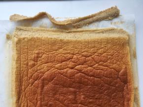 用锯齿刀将一边裁成斜角