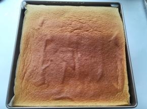 蛋糕烘烤好后取出，先揭掉四周的油纸降温
