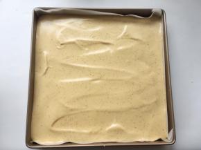 将面糊刮平整，入烤箱150度烤18分钟，表面上色即可
