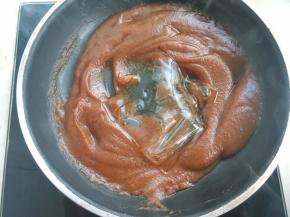 枣泥降低一点点温度，捞出泡软的吉利丁片加到枣泥中搅拌均匀，枣泥的热度会将吉利丁融化掉
