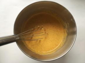 用蛋抽将蛋黄跟枣泥面糊搅拌均匀