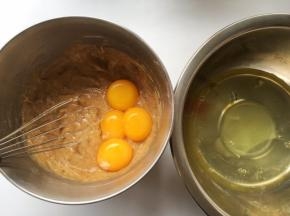 分离鸡蛋，蛋白打至干净的容器内，蛋黄加入到枣泥面糊中