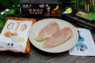 食材：鸡胸肉2块、马铃薯淀粉60克、裹炸粉50克、香辣腌肉调料30克、油适量