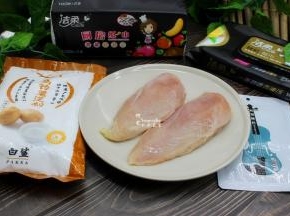 食材：鸡胸肉2块、马铃薯淀粉60克、裹炸粉50克、香辣腌肉调料30克、油适量