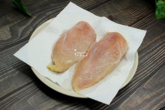 鸡胸肉室温内鸡蛋，洗净，用洁柔厨房纸巾把水分擦干，然后切块。