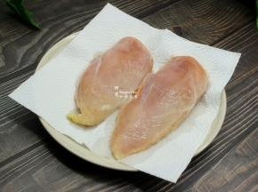鸡胸肉室温内鸡蛋，洗净，用洁柔厨房纸巾把水分擦干，然后切块。