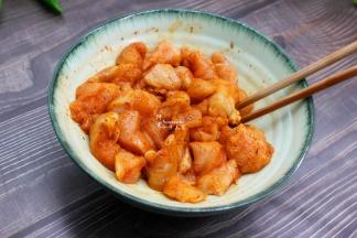 切块好的鸡胸肉放入一个碗盘子，倒入腌肉调料，一勺水搅拌均匀，腌制30分钟，让鸡胸肉入味。