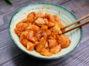 切块好的鸡胸肉放入一个碗盘子，倒入腌肉调料，一勺水搅拌均匀，腌制30分钟，让鸡胸肉入味。