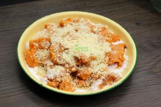 用另外一个盘子倒入裹炸粉，把腌制好的鸡胸肉块放入裹炸粉盘里均匀裹上。