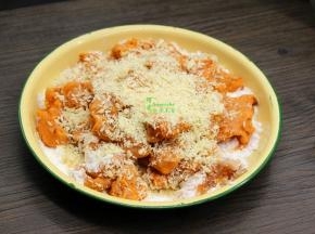 用另外一个盘子倒入裹炸粉，把腌制好的鸡胸肉块放入裹炸粉盘里均匀裹上。