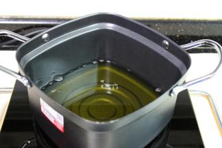 热锅，倒入适量的油，油温160度左右，