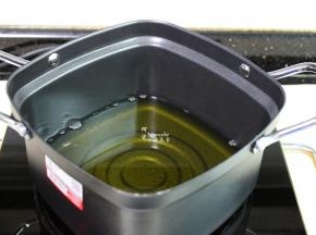 热锅，倒入适量的油，油温160度左右，