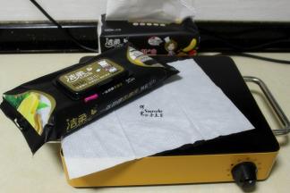 炸锅鸡块的炉子有很多油，用洁柔厨房湿纸巾，可以快速除油脂，轻轻擦一擦，跟新的一样干净明亮。