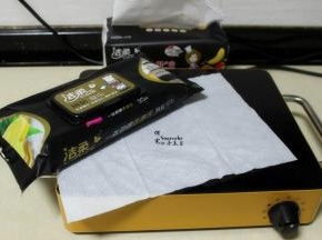 炸锅鸡块的炉子有很多油，用洁柔厨房湿纸巾，可以快速除油脂，轻轻擦一擦，跟新的一样干净明亮。