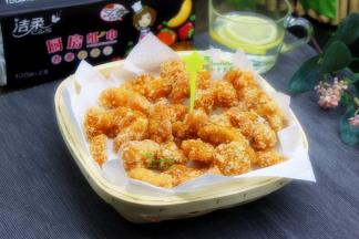 鸡块用漏网篮装好，用洁柔厨房纸巾把多余的油吸干，这样炸鸡肉不吸油，更美味。