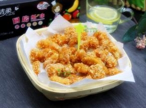 鸡块用漏网篮装好，用洁柔厨房纸巾把多余的油吸干，这样炸鸡肉不吸油，更美味。