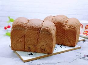 戴上隔热手套取出模具，出炉啦！趁热脱模！