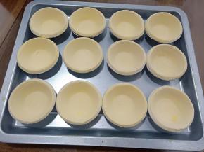 挞皮提前解冻，摆入烤盘