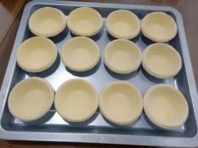 挞皮提前解冻，摆入烤盘