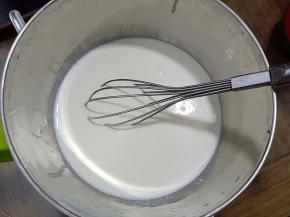 牛奶，淡奶油，细砂糖混合均匀，打蛋器轻轻搅拌至细砂糖完全融化(可以隔热水搅拌)