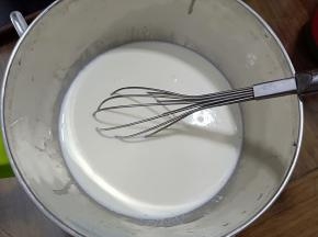 牛奶，淡奶油，细砂糖混合均匀，打蛋器轻轻搅拌至细砂糖完全融化(可以隔热水搅拌)