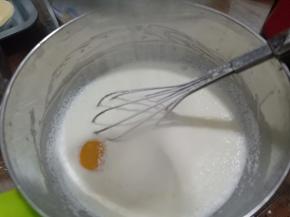 筛入低粉，搅拌均匀