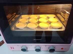 送入预热好的烤箱，上下火200度烤25分钟左右