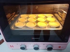 送入预热好的烤箱，上下火200度烤25分钟左右