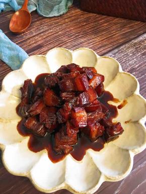 诱人的红烧肉就做好了，肥而不腻，瘦而不柴，汤汁浓郁