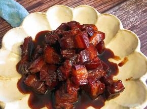 诱人的红烧肉就做好了，肥而不腻，瘦而不柴，汤汁浓郁