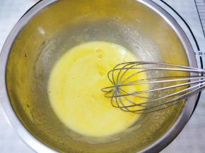 鸡蛋＋油＋白糖打散混合均匀