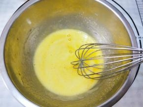 鸡蛋＋油＋白糖打散混合均匀
