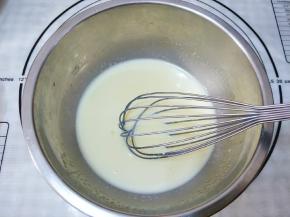 加入牛奶混合均匀，牛奶留出一小部分调节面糊，不要全部倒进去。