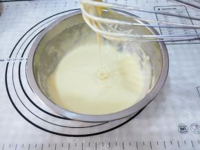 加入面粉混合，如图，面糊滴落很快消失的状态，太稠了(加牛奶调节)，松饼会很干，太稀了会发不起来