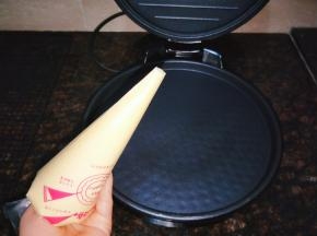 装进裱花袋，剪一个小口，平底锅预热，不用刷油