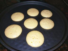 挤入大小差不多相等的面糊，当面糊表面有气泡，气泡破了就可以翻面了，再煎10秒左右就可以。