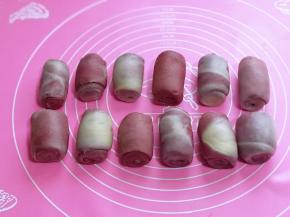 松弛好的面团，再次按扁，再一次用擀面杖擀成长牛舌状，再一次卷起，盖上保鲜膜，再次松弛15分钟。