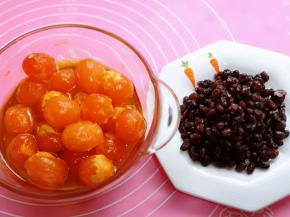 准备好蜜豆馅，(蜜豆馅我买的，自己做的也可以）咸蛋黄提前用食用油泡8小时。