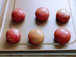 依次做好后，放入烤盘中，刷上一层蛋液。(如果不是不粘烤盘，需要垫上油纸)