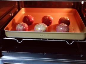 撒上白芝麻，入烤箱中层。