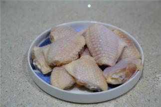 备好鸡中翅一份。