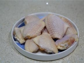 备好鸡中翅一份。