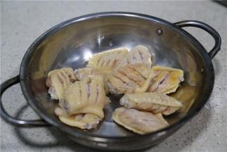 将鸡中翅二面划上刀口，然后冷水下锅焯干净备用。