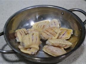 将鸡中翅二面划上刀口，然后冷水下锅焯干净备用。