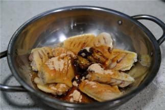 用黑胡椒酱，酥香烤肉粉相配拌至鸡翅裹味。