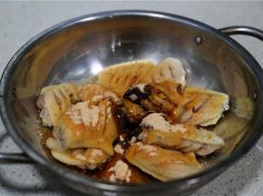 用黑胡椒酱，酥香烤肉粉相配拌至鸡翅裹味。