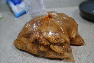 然后入保鲜袋，入味数小时。
