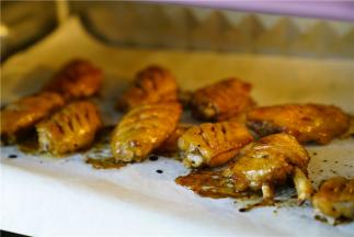 然后将入味好的鸡翅夹出铺在烤纸上，180度烤20分钟就可以。