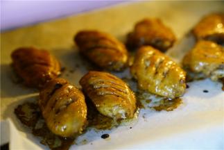 如图就是二十分钟的状态，外皮看得到的那种酥脆哦，当然了也要根据鸡翅的大小及烤箱的性能来调配合理的时间。